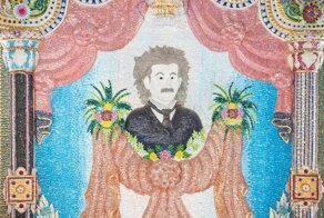 Что делают Эйнштейн с Микки Маусом в храме Дэвида Бекхэма