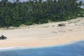 Троих моряков нашли на необитаемом острове благодаря большой надписи на песке