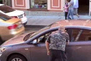 Пешеход из Питера набросился с кулаками на водителя, наехавшего на "зебру"