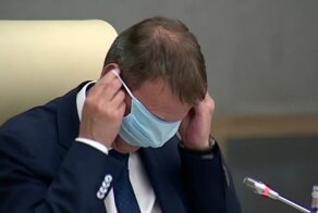 Мэр Барнаула перепутал маску с очками и надел ее на глаза
