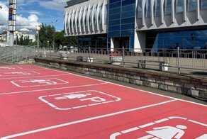 Феминистки и ГИБДД рады: в Казани закрасили легендарную розовую парковку