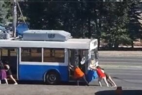 Сильные и независимые: в Брянске девушки оттолкали троллейбус, чтобы восстановить оборванный контакт