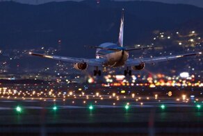 В Индии пассажирский Boeing 737 при посадке развалился на части