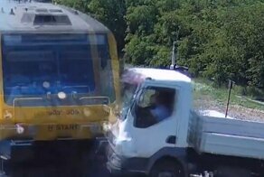 Водитель  грузовика решил проскочить перед поездом: видео