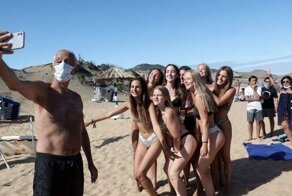 Президент Португалии делает селфи
