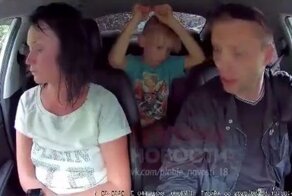 "Вези меня!": пьяная яжмать залезла в машину такси с двумя детьми