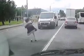 Пенсионерка упала под колеса микроавтобуса в Петербурге