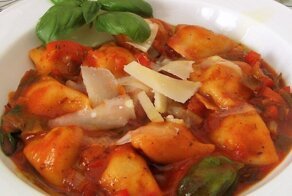 Берём полпачечки пельмешков. И превращаем их в равиоли с классным соусом