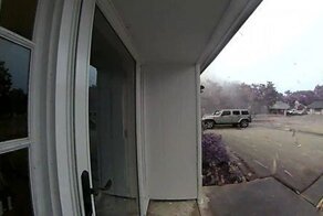 Девушка пережила удар молнии, угодившей в её дом