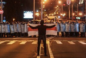 Розы, тюльпаны и тапки: 10 цветных революций