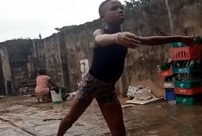 Мальчик из Нигерии, танцующий под дождем, будет учиться балету в Нью-Йорке