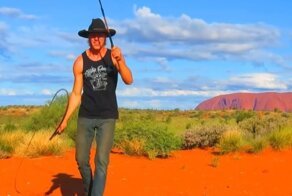 Австралийский парень щелкает кнутами под музыку