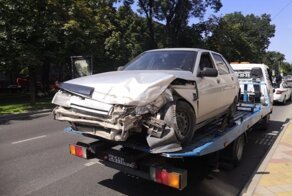 Авария дня. В центре Краснодара водитель устроил ДТП, проехав на красный