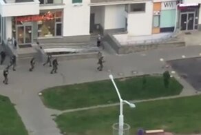 ОМОН в Минске открыл огонь по балконам жилых домов