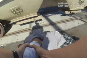 В США женщина-коп в последний момент вытащила инвалида-колясочника из-под колес поезда