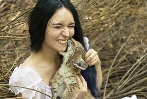 Девушка из России спасла и вырастила двух рысят с меховой фермы