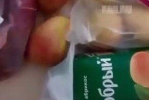 Парень навестил свою подругу в больнице и принес интересные продукты