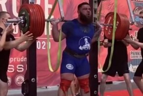 Спортсмен сломал колени во время приседания с 400-килограммовой штангой