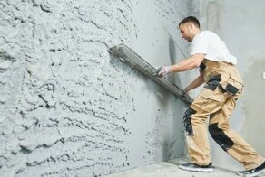 Как шпаклевать стены своими руками: под обои и под покраску, видео новичку