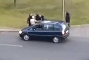 В Белоруссии силовики избили дедушку, после того, как разбили его машину