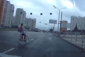 На велосипеде и в наушниках: безалаберная девчонка чуть не попала под машину