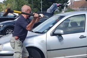 Мужчина разбил чужую машину ради спасения собаки