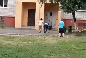 Белорусские дети придумали новую игру, в духе времени, теперь они играют в «людей и ОМОН»: видео