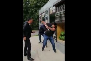 Торговцы пытались забить дубинами известного петербуржца, но были остановлены "травматом" 