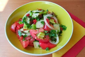 Вкусный салат из овощей с пикантной заправкой «Шехерезада»