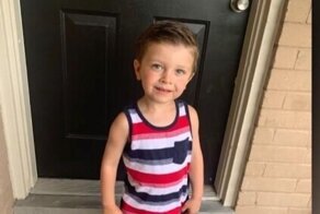 Авиакомпания сняла с рейса 3-летнего мальчика с аутизмом из-за маски для лица