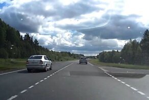 Молодой гонщик вытолкнул в кювет попутный автомобиль