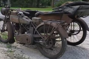 Мотоцикл Harley-Davidson 1916 года, которым нужно управлять с прикрепленной коляски