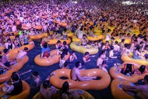 В Ухане открыли аквапарк. Ну никакой социальной дистанции!