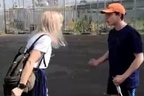 В Печатниках женщина напала с ножом на подростка и порезала теннисную сетку