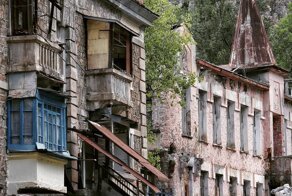 Вымирающие города России: как живут люди в поселке-призраке Северной Осетии