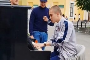 Четкий маэстро с района играет на пианино