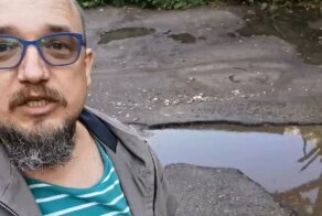 Нижегородец поздравил дорожную яму с 30-летним юбилеем