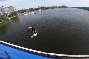 Парень прыгнул с моста в реку, находясь на крыше движущегося поезда метро