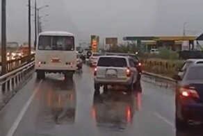 Как в Якутске уступают дорогу машине скорой помощи