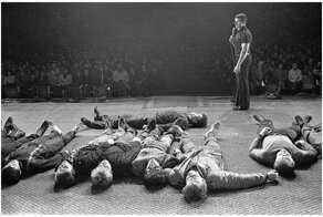 Фантастическая внушаемость, немыслимая наивность или что-то еще: почему верят в заряженную воду и вышки 5G