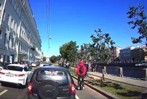 В Петербурге парень на моноколесе сбил мужчину с ребёнком