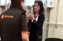 Кассирша магазина "Дикси" избила женщину за кражу шампуня