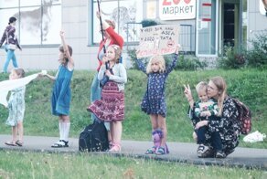 В Беларуси детей поставили в "Цепь покаяния"