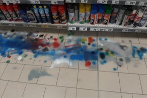 Люди тестируют баллончики с краской прямо на полу магазина