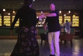 Джон Траволта танцует с дочерью в память об умершей жене