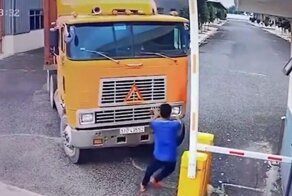 Охранник попытался остановить укатившийся контейнеровоз, но сделал только хуже