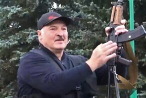 Российские власти прокомментировали нелепое появление Лукашенко с оружием и в бронежилете
