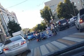 Девушка попала под машину, перебегая дорогу на "красный"