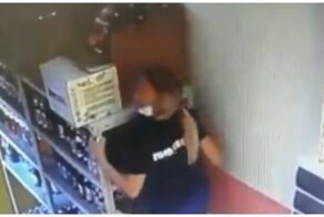 Не самая удачная попытка девушки достать товар с полки стеллажа