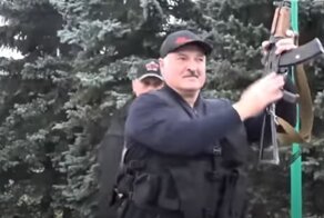 Демоверсия: эксперты оценили уровень вооружения и экипировки Лукашенко